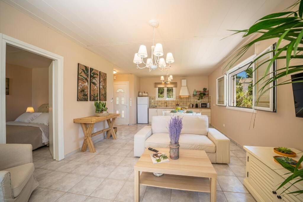 Hébergement de vacances Gaia Residences With Lush Garden And Pool Argostóli